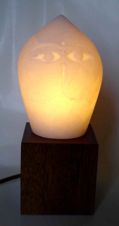 Sculpture lumineuse en albâtre - socle bois précieux d'iroko